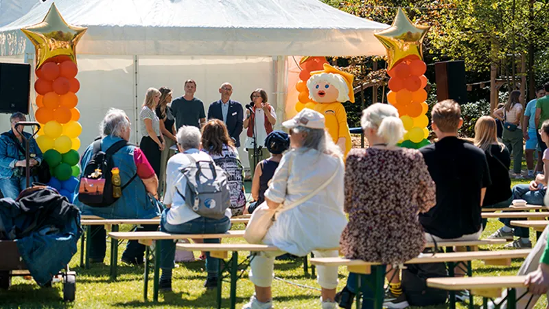 Tag der offenen Tür Bühne mit Personen auf und vor der Bühne