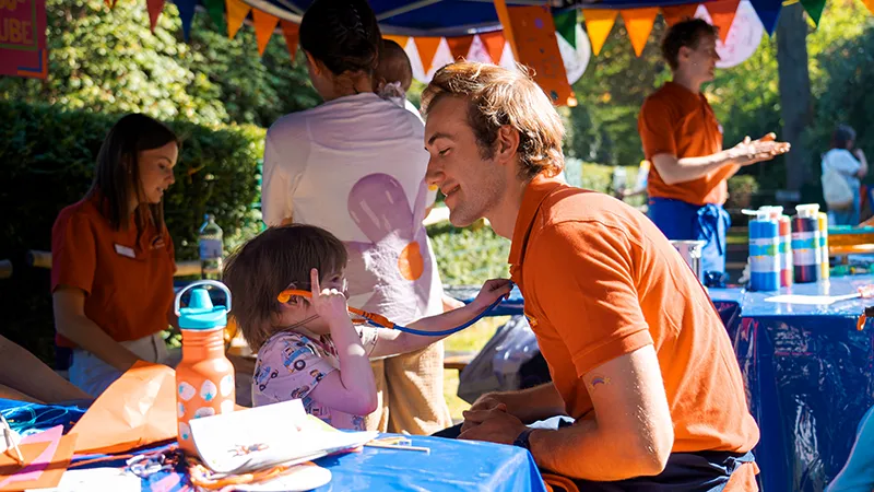 Tag der offenen Tür Kinderecke Mitarbeiter und Besucher