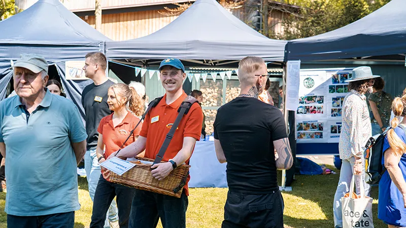 Tag der offenen Tür Szene Infomarktplatz Personen und Zelte