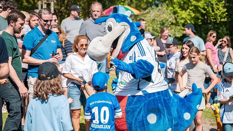 Tag der offenen Tür Dino Hermann vom HSV mit Besuchern